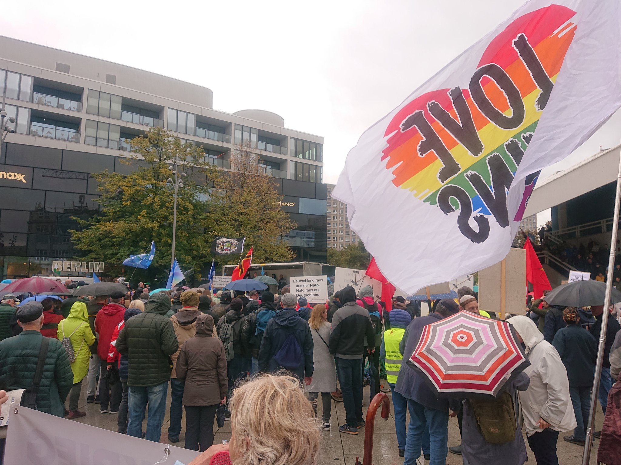 Verschwörungsideologische Demonstration Zum Thema Frieden - Berlin ...