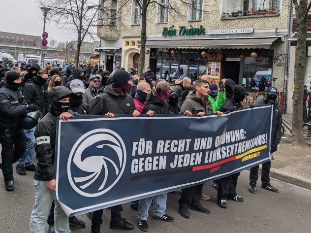 Teilnehmende des rechtsextremen Aufmarsches am 14.12.24 in Friedrichshain. In der vordersten Reihe halten sie ein Fronttransparent mit der Aufschrift "Für Recht und Ordnung: Gegen jeden Linksextremismus".